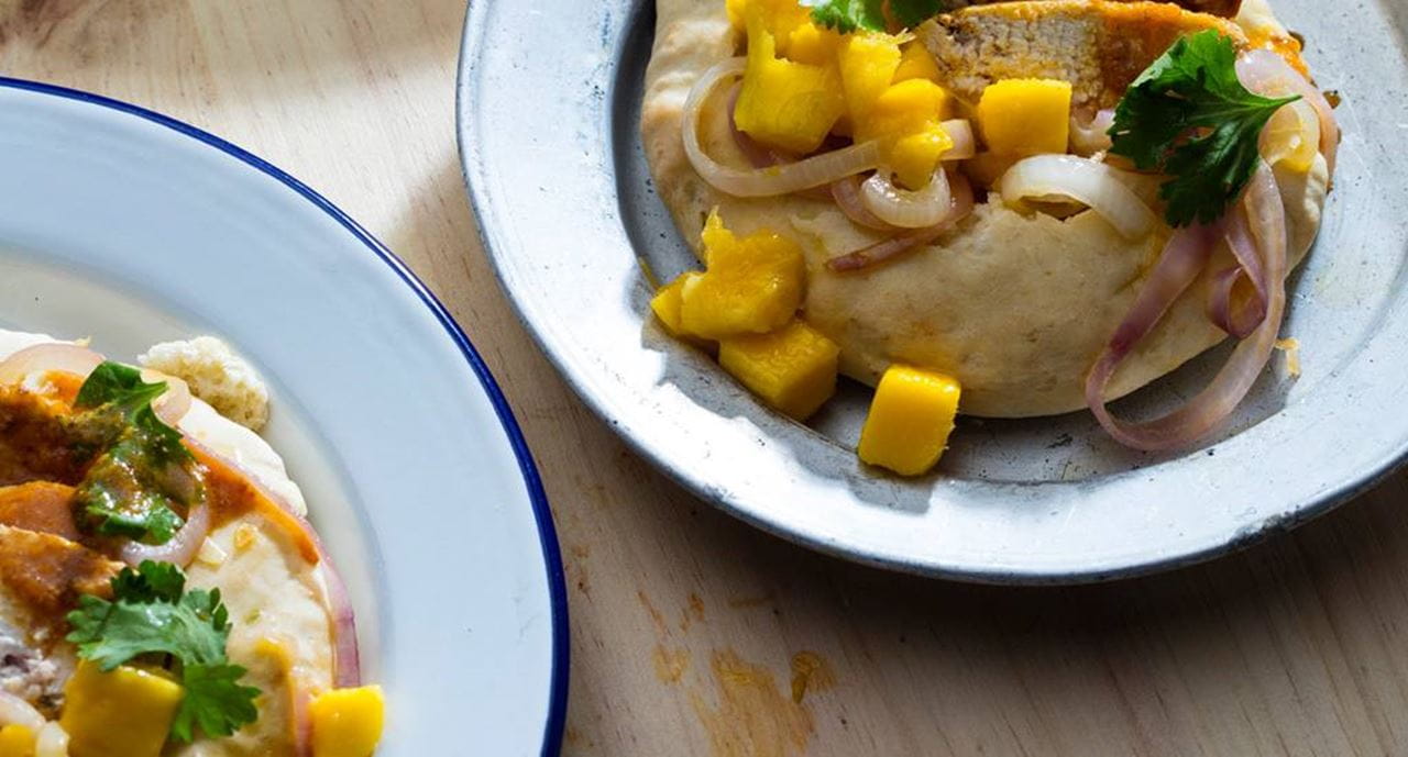 recipe image Pizza de Frango Tandori em Pão Naan de Alho e Coentros