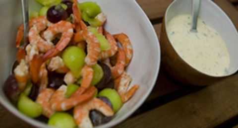 recipe image Salada de camarão com maionese de pickles