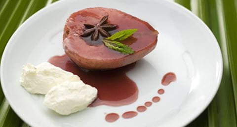 recipe image Peras em xarope de vinho tinto com mousse de mascarpone
