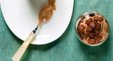 recipe image Mousse rápida de chocolate com cereais crocantes