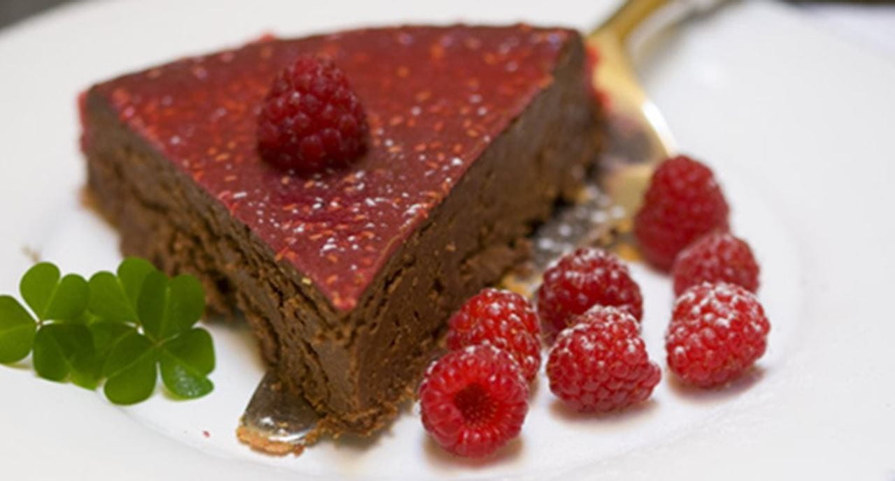 recipe image Bolo de chocolate e requeijão com gelatina de framboesas