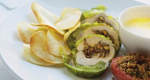 recipe image Supremo de frango com pistácio e tâmaras em robe de lombarda