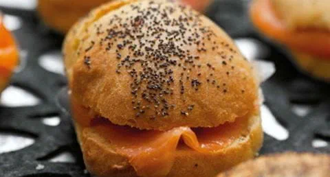 recipe image Mini brioches d’alho recheados com salmão fumado