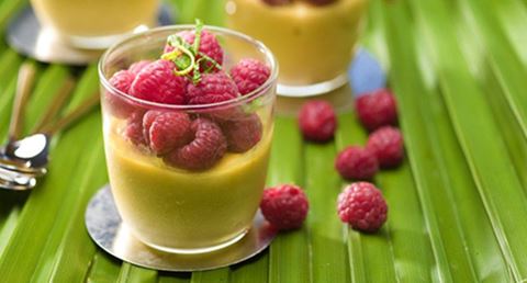 recipe image Framboesas em taça de leite creme com aroma de chá verde