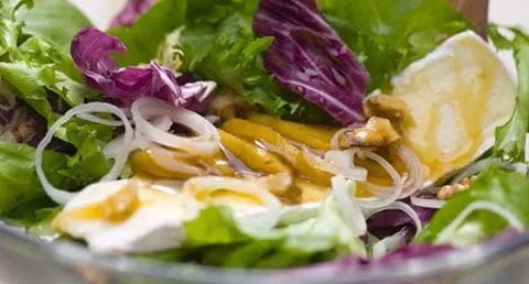 recipe image Pêssegos caramelizados com queijo brie e salada