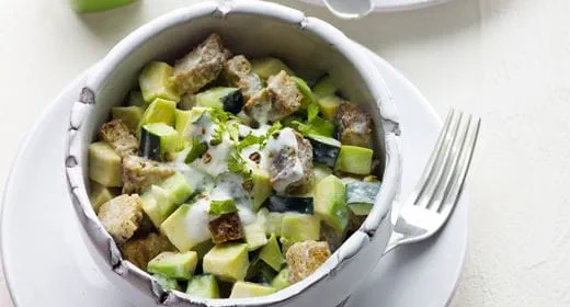 recipe image Salada de abacate, croutons de pão frito e molho de iogurte ácido