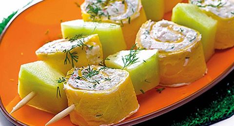 recipe image Espetos de meloa e rolinhos com recheio de queijo e delícias do mar