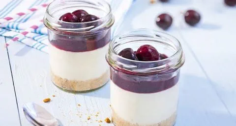 recipe image Cheesecakes frios de cerejas