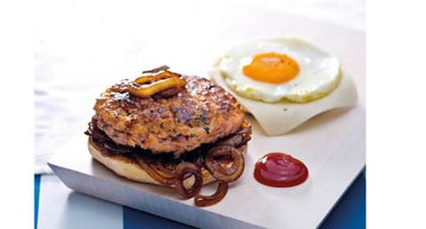 recipe image Hambúrguer de salsicha em pão lêvedo com ovo a cavalo