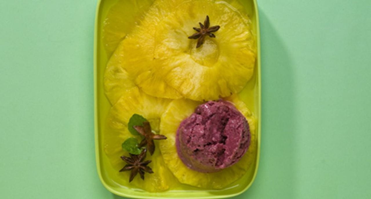 recipe image Iogurte gelado de frutos silvestres com carpaccio de abacaxi