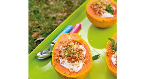recipe image Meias papaias com crumble de muesli e molho de iogurte