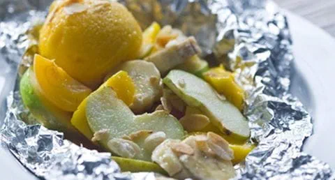 recipe image Salada quente de frutas em papelote com gelado