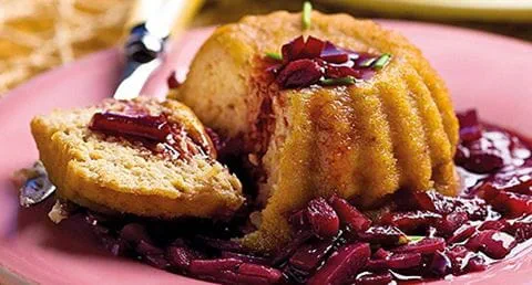 recipe image Pudins de noz com molho de cebola roxa