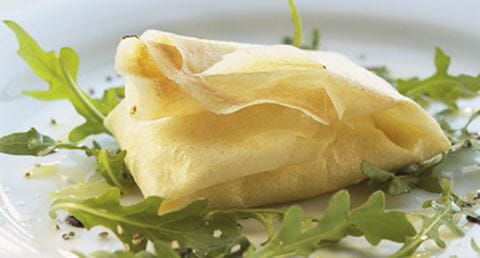 recipe image Pastelão de queijo cabra sobre salada morna de rúcula e tomate cereja