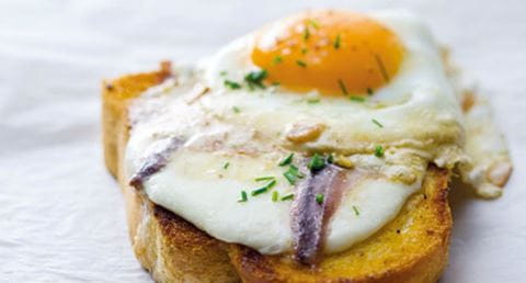 recipe image Ovos com anchovas e mozzarella