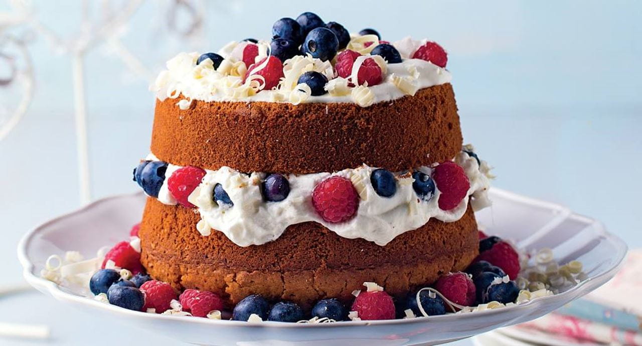 recipe image Bolo de Chocolate Branco com Frutos Vermelhos