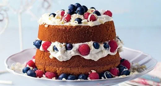 recipe image Bolo de Chocolate Branco com Frutos Vermelhos