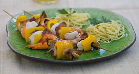 recipe image Espetadas de frutos do mar com esparguete ao alhinho