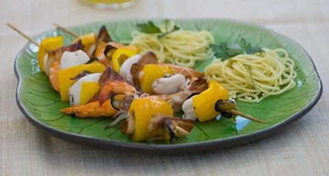 recipe image Espetadas de frutos do mar com esparguete ao alhinho