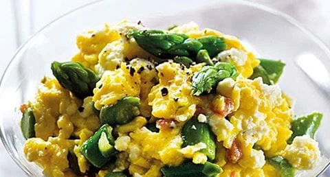 recipe image Bolachas de araruta com mexidos de requeijão e espargos