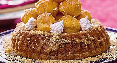 recipe image Bolo de nozes com choux recheados e toffee de caramelo