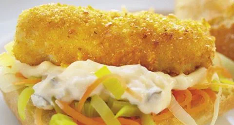 recipe image Filetes crocantes sobre cama de legumes em chapata