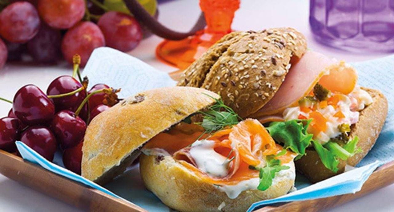 recipe image Pão de azeitona com salmão fumado e creme aromático