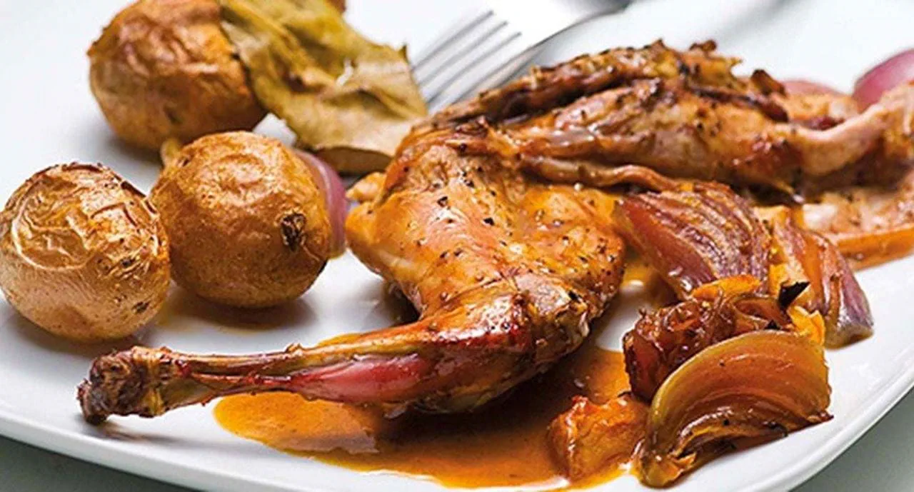 recipe image Coelho no forno com vinagre e batatas à padeiro