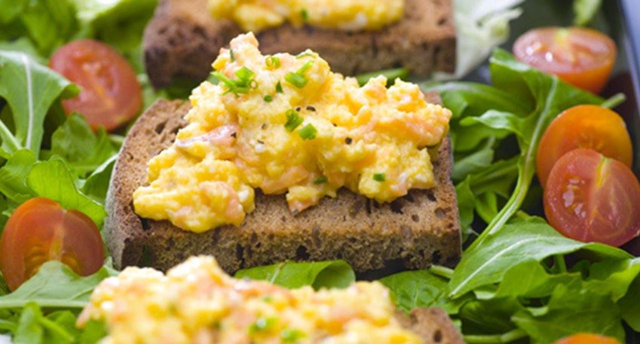 recipe image Ovos cremosos com salmão sobre tostas de centeio