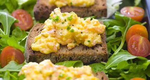 recipe image Ovos cremosos com salmão sobre tostas de centeio