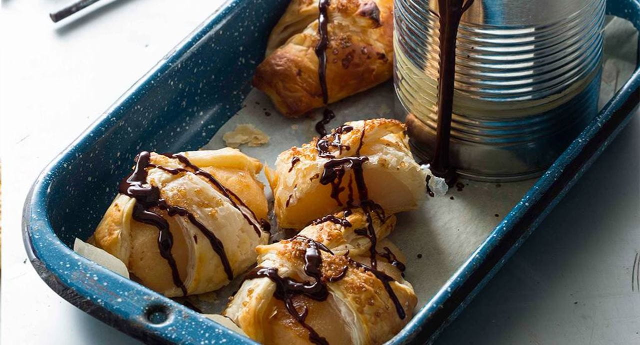 recipe image Meias peras folhadas com molho de chocolate quente