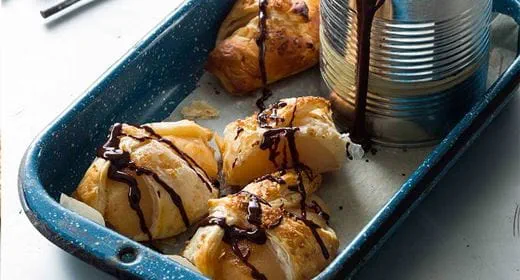 recipe image Meias peras folhadas com molho de chocolate quente
