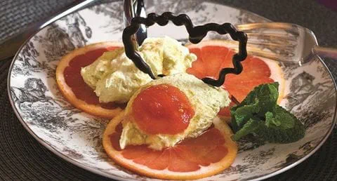 recipe image Mousse de espargo verde sobre fatias de toranja com filigrana de chocolate