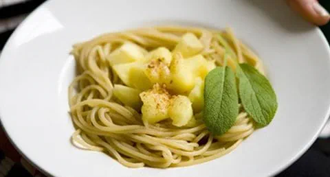 recipe image Ninho de esparguete com molho de 2 maçãs e perfume de canela