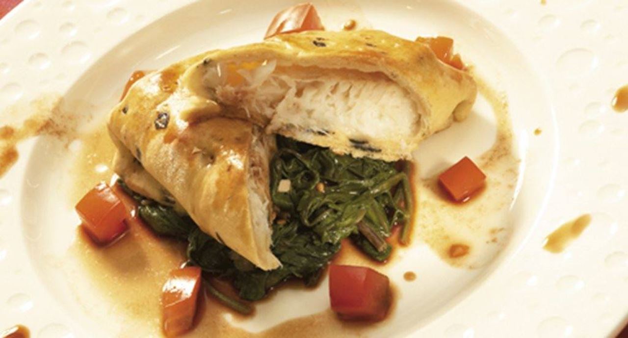 recipe image Bacalhau com espinafres vermelhos em crosta de pão de azeitonas e tomilho