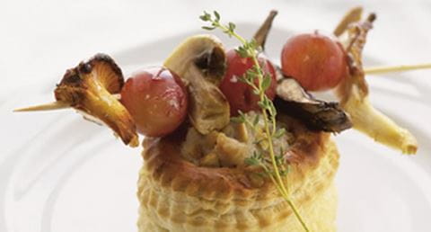 recipe image Vol-au-vent com creme de castanha e espetadas de uvas e cogumelos