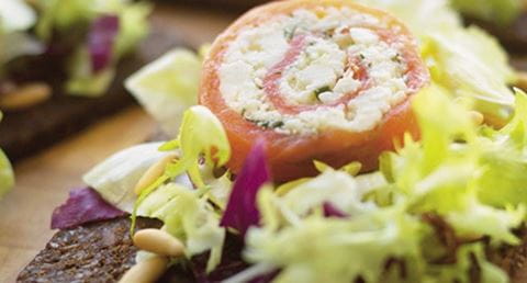 recipe image Pumpernickel com rolos de salmão fumado e requeijão