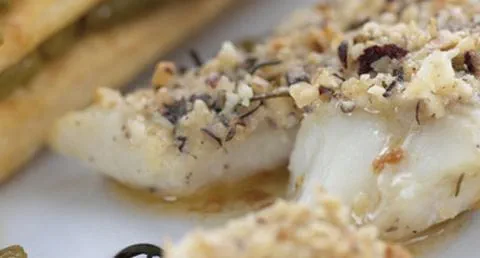 recipe image Peixe-galo em crosta de avelã e rosmaninho com mil folhas de espargos e redução de vinagre balsâmico