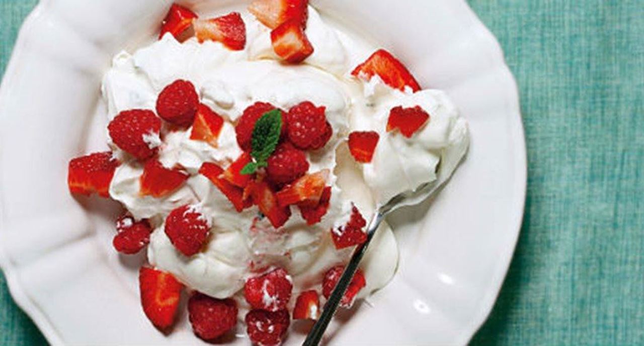 recipe image Creme de iogurte grego com mel e hortelã