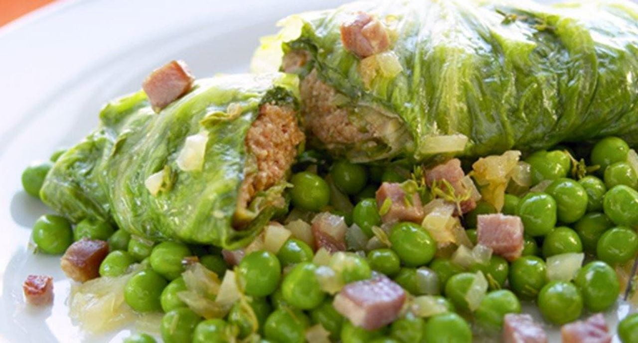 recipe image Ervilhas aromáticas com trouxas de carne em robe de alface