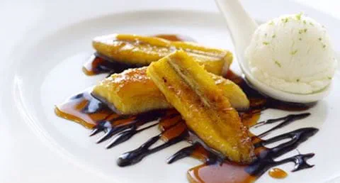 recipe image Twist de banana caramelizada com gelado de baunilha e topping de 2 chocolates