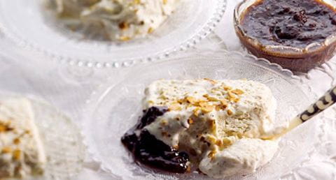 recipe image Parfait de amêndoa com molho de ameixa preta