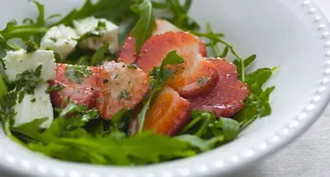 recipe image Salada de morangos e rúcula com vinagre de hortelã