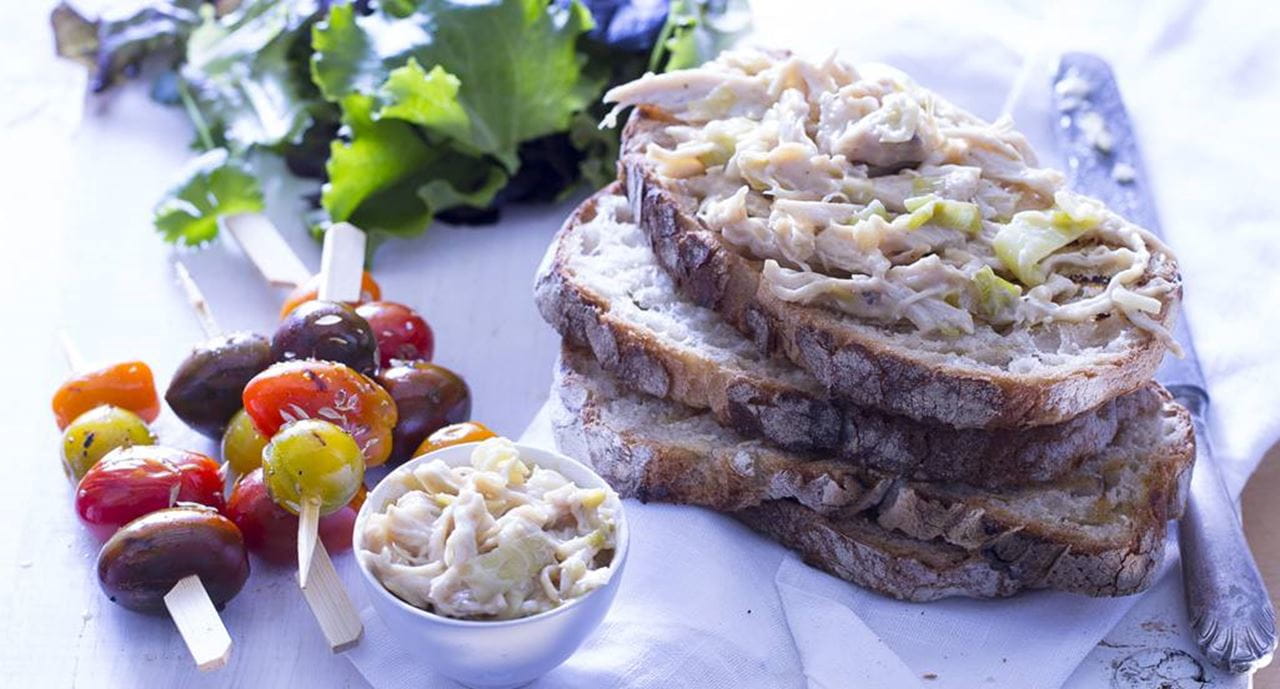 recipe image Tostas de frango com espetadas de tomate cherry