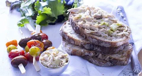 recipe image Tostas de frango com espetadas de tomate cherry