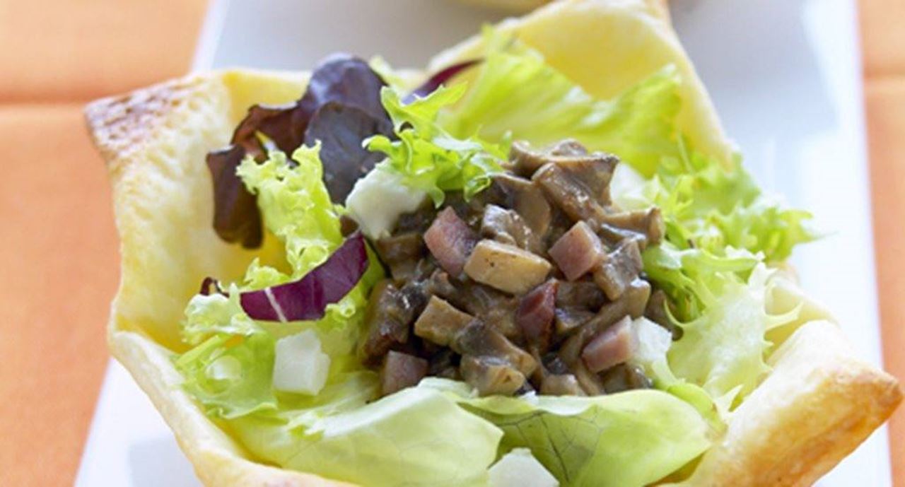 recipe image Taças folhadas com salada morna de cogumelos e queijo