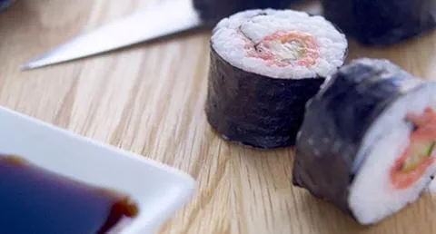 recipe image Rolos de sushi com salmão fumado