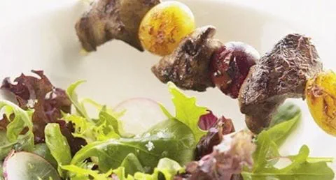 recipe image Salada de Verão com espetadinha de uvas e fígados de aves