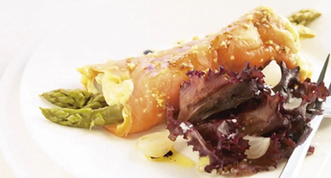 recipe image Rolinhos de salmão fumado com espargos verdes