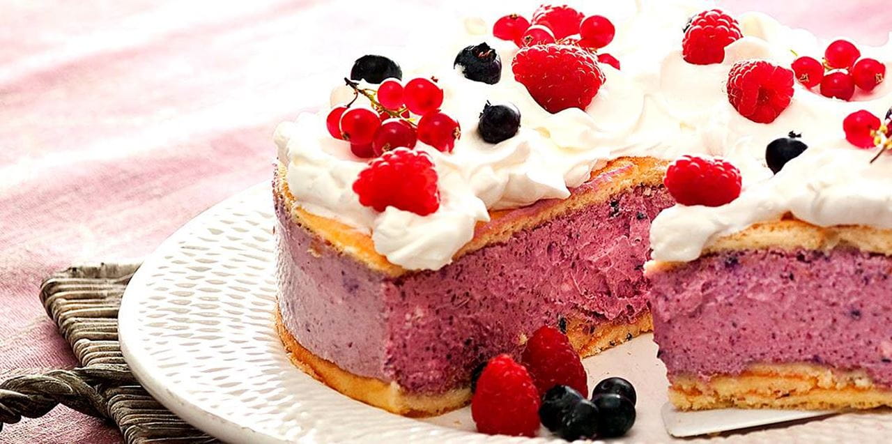 recipe image Semifrio de frutos vermelhos  com pão de ló